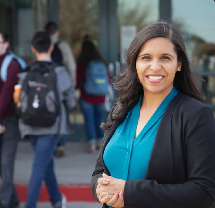 Candace Valenzuela, candidata demócrata para representar al distrito 24 de Texas (Dallas), y quien de ganar se convertiría en la primera afrolatina en llegar al Capitolio, resaltó la importancia de que mujeres como Kamala Harris ocupen puestos públicos. 
<br>
<br>"Me encantó ver a Kamala Harris sobre ese escenario. Su nominación a la vicepresidencia es un momento histórico para las mujeres, para las personas de color y para los inmigrantes en todo el país. Juntos, haremos que los espacios del poder reflejen a nuestras comunidades", 
<a href="https://twitter.com/candacefor24/status/1296287014501875712" target="_blank">tuiteó</a>. 
<br>