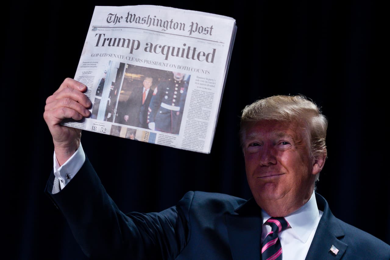 <b>El presidente absuelto.</b> Cuatro meses después de conocerse 
<a href="https://www.univision.com/noticias/politica/ucraniagate-una-cronologia-del-nuevo-escandalo-de-trump-por-una-llamada-telefonica"><u>el escándalo de la llamada de Trump al presidente de Ucrania</u></a>, donde el presidente dejó ver su temor a la candidatura de Joe Biden, el Senado lo declaró inocente. El 6 de febrero, al conocerse su victoria en el juicio político, Trump mostró victorioso los titulares de los diarios a los asistentes a un desayuno en la Casa Blanca.