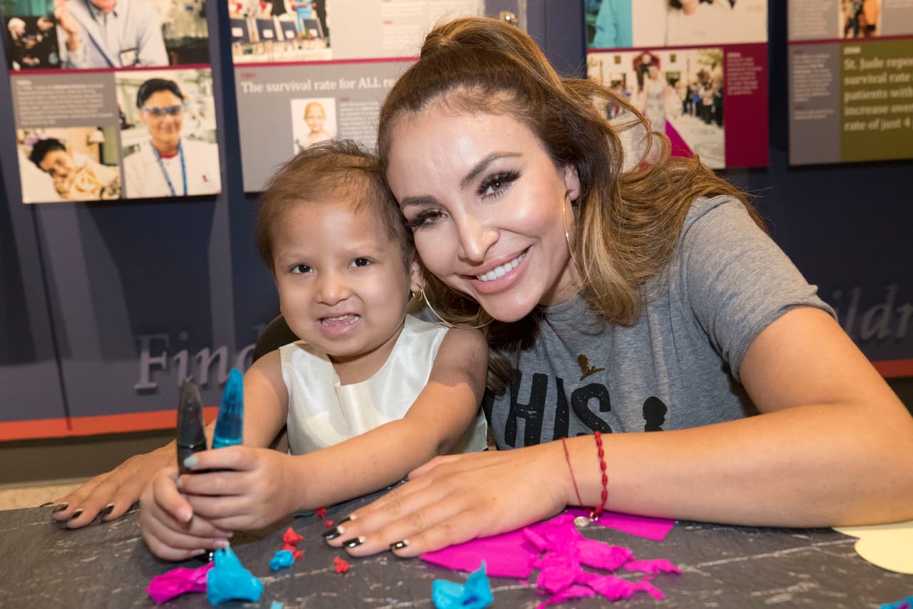 Hasta se divirtió dibujando con algunas de ellas.
<br>
<br>
<b>DONA AQUÍ: <a href="http://bit.ly/UnidosConStJude" target="_blank">bit.ly/UnidosConStJude</a></b>