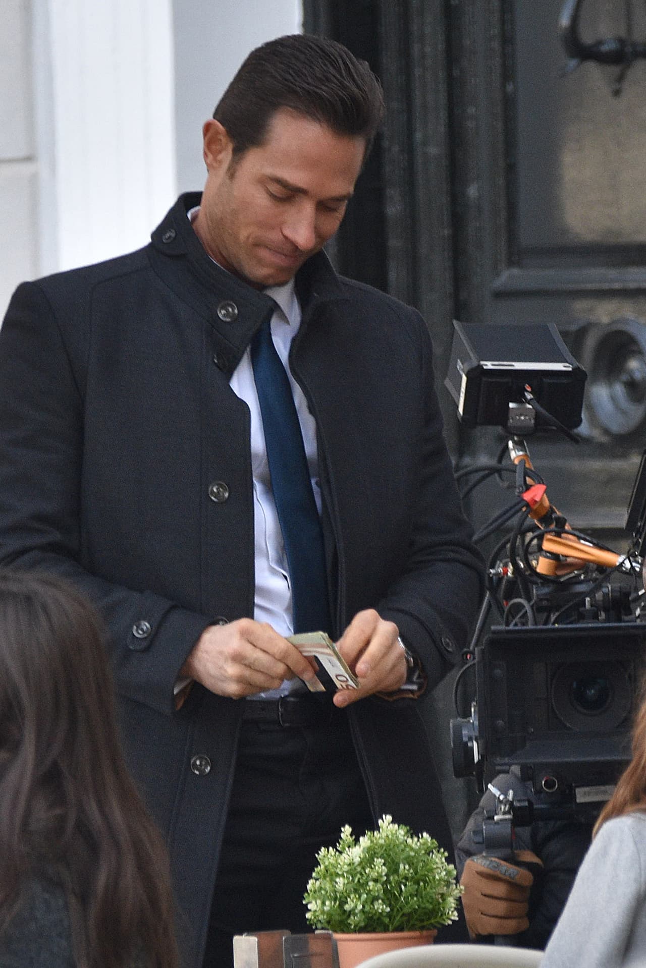 "Es un chavo que se crió en Japón, viene de una familia de narcotraficantes que lo ha tratado de mantener al margen hasta que llega el momento en el que se tiene que hacer cargo del cártel", puntualizó el actor.