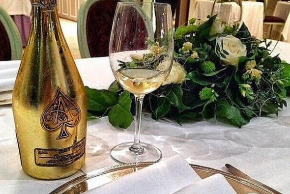 Su lujoso estilo de vida incluía elegantes restaurantes.