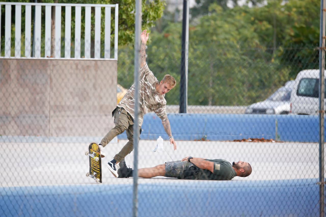 ¡Qué terror! El guarura hizo gala de su valentía, se quedó quitecito mientras Bieber pasaba encima de él.
