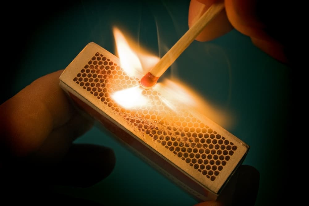 Repetirlo 7 veces seguidas antes de encender la veladora con cerillos de madera. Cuando lo hagas, ahora sí encender la veladora. Dejar que se consuma durante la noche.