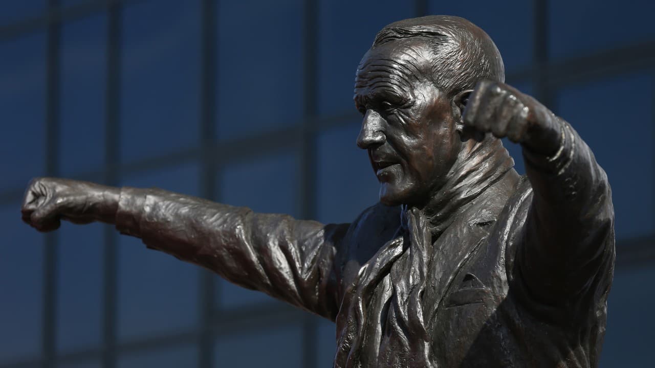La estatua de Bill Shankly afuera de Anfield, con su gesto característico de victoria, con los brazos abiertos.