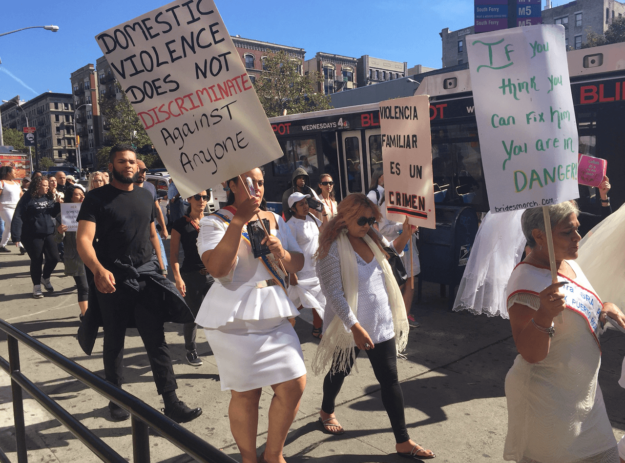 En letra verde destaca el siguiente mensaje: "Si crees que tú vas a arreglar (a tu pareja), estás en peligro".