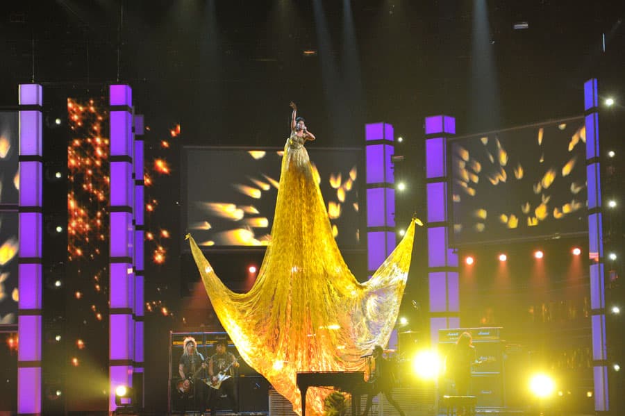 En uno de los performances más espectaculares en la historia de PLN, la mexicana se elevó sobre el escenario tras entonar su canción 'Día de suerte' con los chicos de Moderatto.