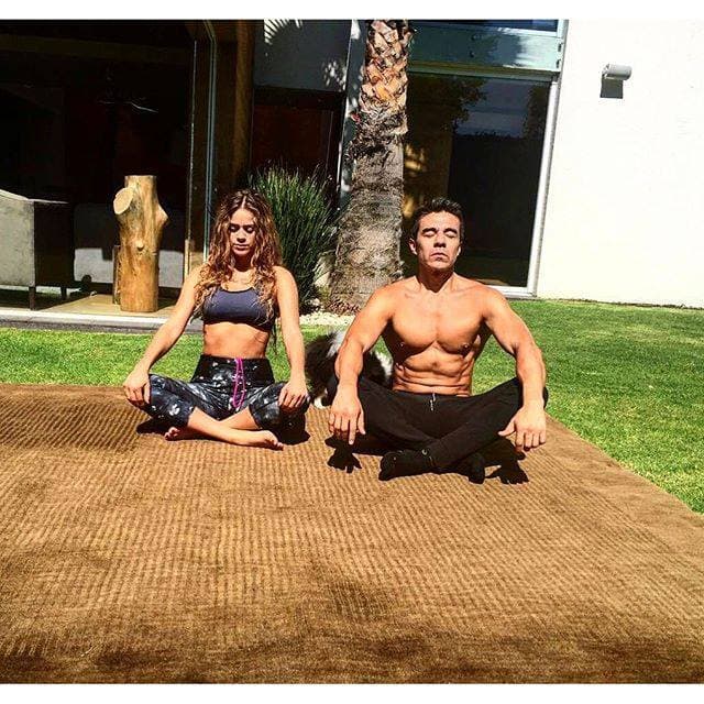 "Yo la verdad sólo puedo decirles que estoy muy contenta, es un hombre increíble, sólo tengo bonitas palabras para toda su familia y estoy feliz, acabo de terminar proyecto ahora, 'Un Camino Hacia el Destino' y esperando proyectos buenos", señaló.