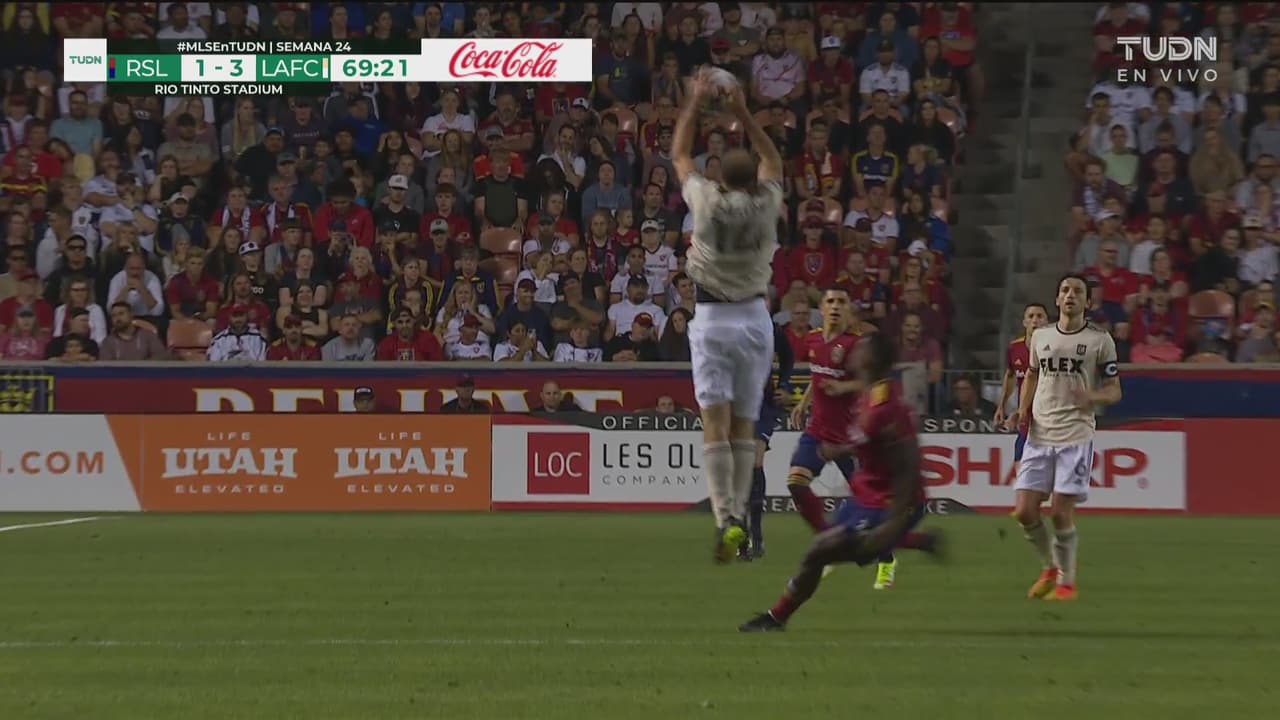 ¡No es voleibol, Giorgio! Chiellini es amonestado por una mano absurda