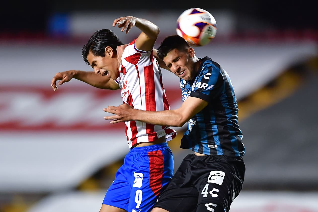 Querétaro y Chivas empatan 2-2 en La Corregidora y se conforman con un puntos. Ambos equipos se quedan con 11 puntos, pero Chivas ese sitúa en la décimo lugar mientras que los Gallos se quedan con la doceava posición.