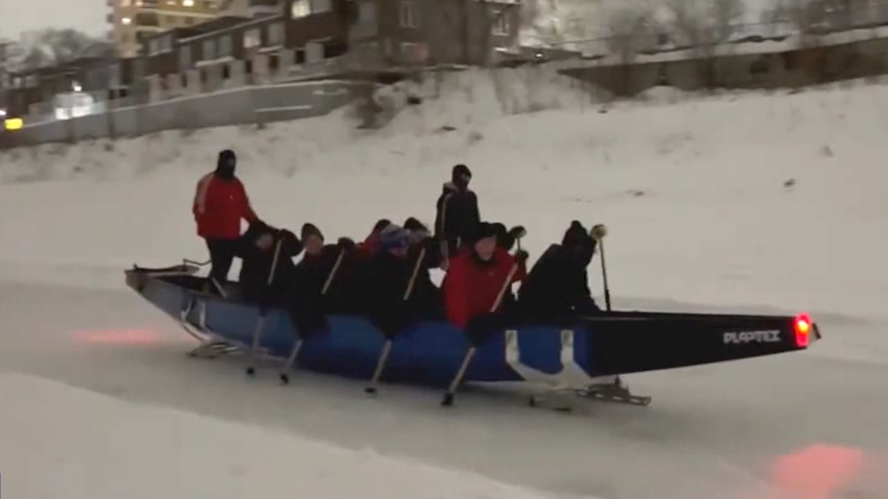 <b>Video: </b>Las bajas temperaturas en Canadá han congelado los ríos de Winnipeg. Cada año los residentes aprovechan para salir a patinar y deslizarse sobre el hielo; pero nunca se había visto un equipo de remo tratando de entrenar sobre la superficie congelada. Más noticias 
<a href="https://www.univision.com/noticias" target="_blank">aquí</a>.