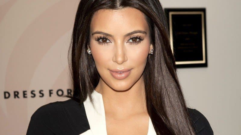 <b>KimKardashian</b> Es de origen armenio, por parte de su padre, su madre Kris tiene ascendencia inglesa, escocesa, irlandesa y holandesa. Para nosotros tiene una belleza estilo Puertoriqueña o colombiana.