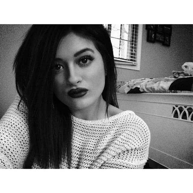 Hasta usa la línea de maquillajes de Kylie.