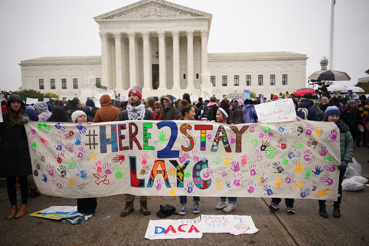 Los partidarios de Trump, incluidos 13 estados conservadores liderados por Texas, han dicho que DACA impuso costos a los estados al obligarlos a proporcionar servicios para los beneficiarios de DACA, incluidos la atención médica, la educación y la aplicación de la ley.
<br>