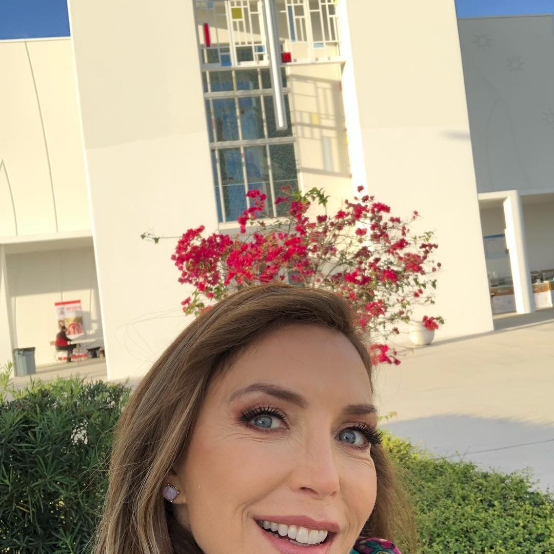 Su versatilidad artística la ha llevado a no solo incursionar en la actuación, sino también en la música y conducción.