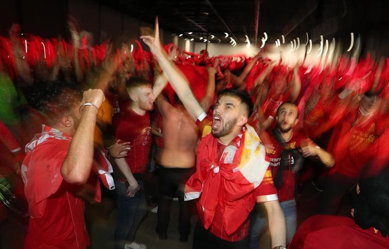 Los aficionados del Liverpool celebran en las calles de su ciudad la conquista de la UEFA Champions League sobre Tottenham Hotspur.