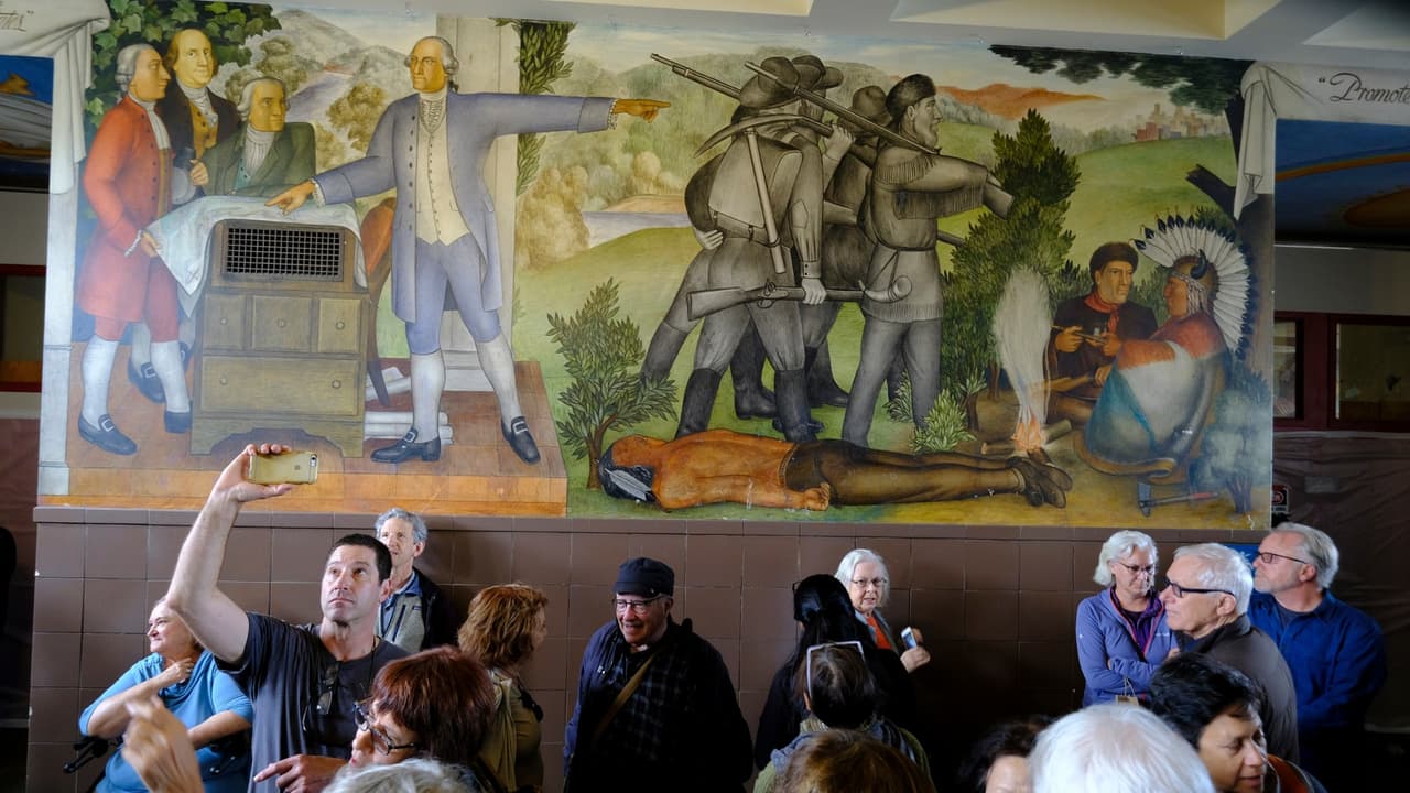 Algunas secciones del mural muestran a colonizadores pisando los cuerpos sin vida de los nativos americanos.