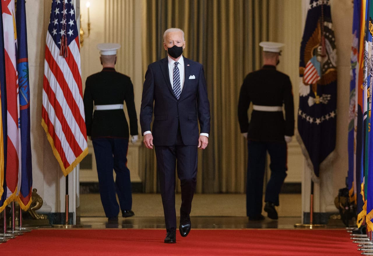 Durante el discurso del jueves en la noche, el presidente Biden dijo que ordenó a todos los estados que la vacuna contra el coronavirus esté disponible para todos los adultos, a más tardar el próximo 1 de mayo.
<br>