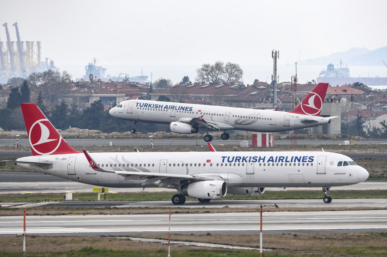 <b>Puesto 17. Turkish Airlines</b>
<br>
<br>Es la aerolínea bandera de Turquía. Fue reconocida por Skytrax en 2021 con los premios ‘mejor aerolínea del sur de Europa’, ‘mejor sala VIP de clase ejecutiva de Europa’ y ‘mejor clase económica de Europa’. También se destacó por su trabajo durante la pandemia.
<br>
<br>La investigación del premio Skytrax se realizó desde septiembre de 2019 hasta julio de 2021.