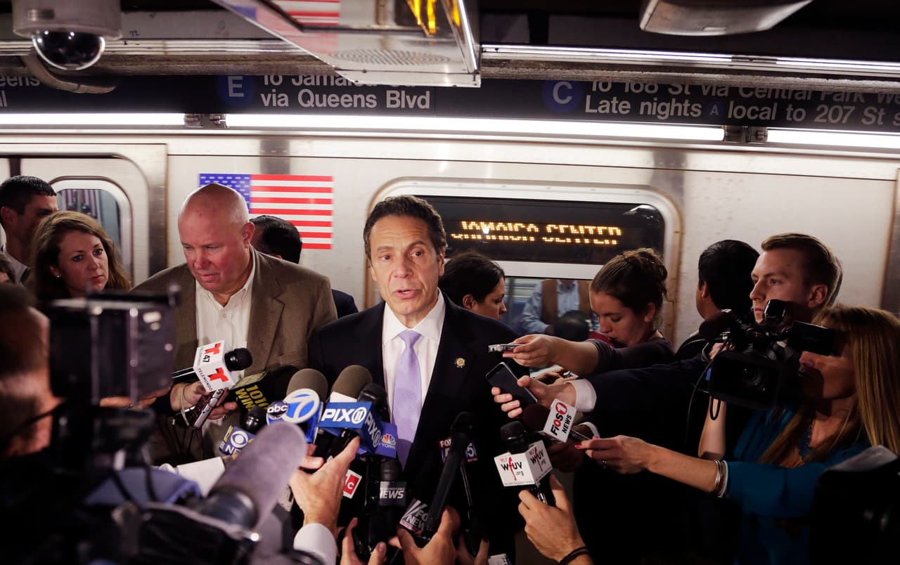 Andrew Cuomo en el metro de Nueva York