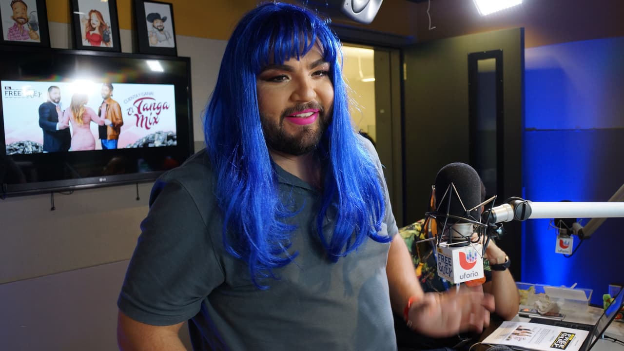 El Tambochi pago la apuesta contra El Compa Ivan cambiando de 'look' por un día.