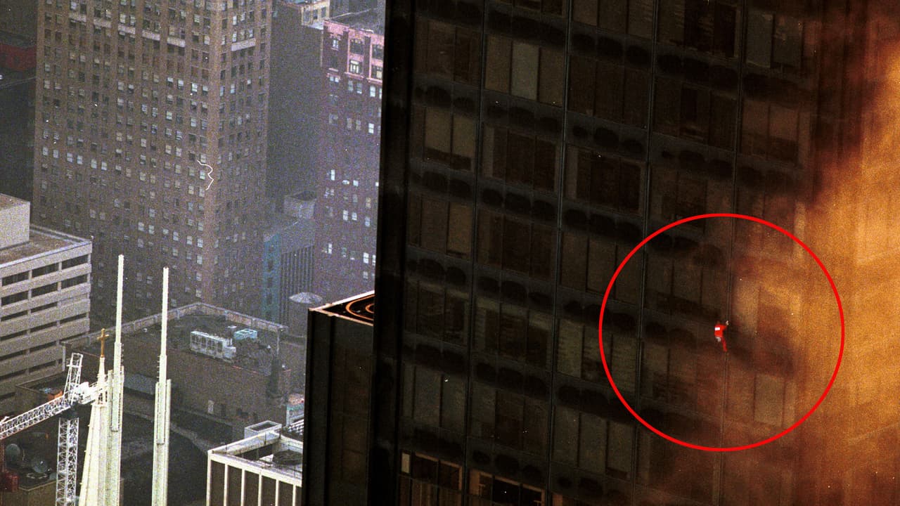 Robert, de 56 años, recibió el apodo de ‘hombre araña’ cuando escaló la torre Sears de Chicago, Illinois, en 1999 (en la fotografía). Entonces llegó a la cima del rascacielos en alrededor de una hora. Este edificio, conocido ahora como torre Willis, tiene 110 pisos y 1,450 pies (442 metros) de altura.