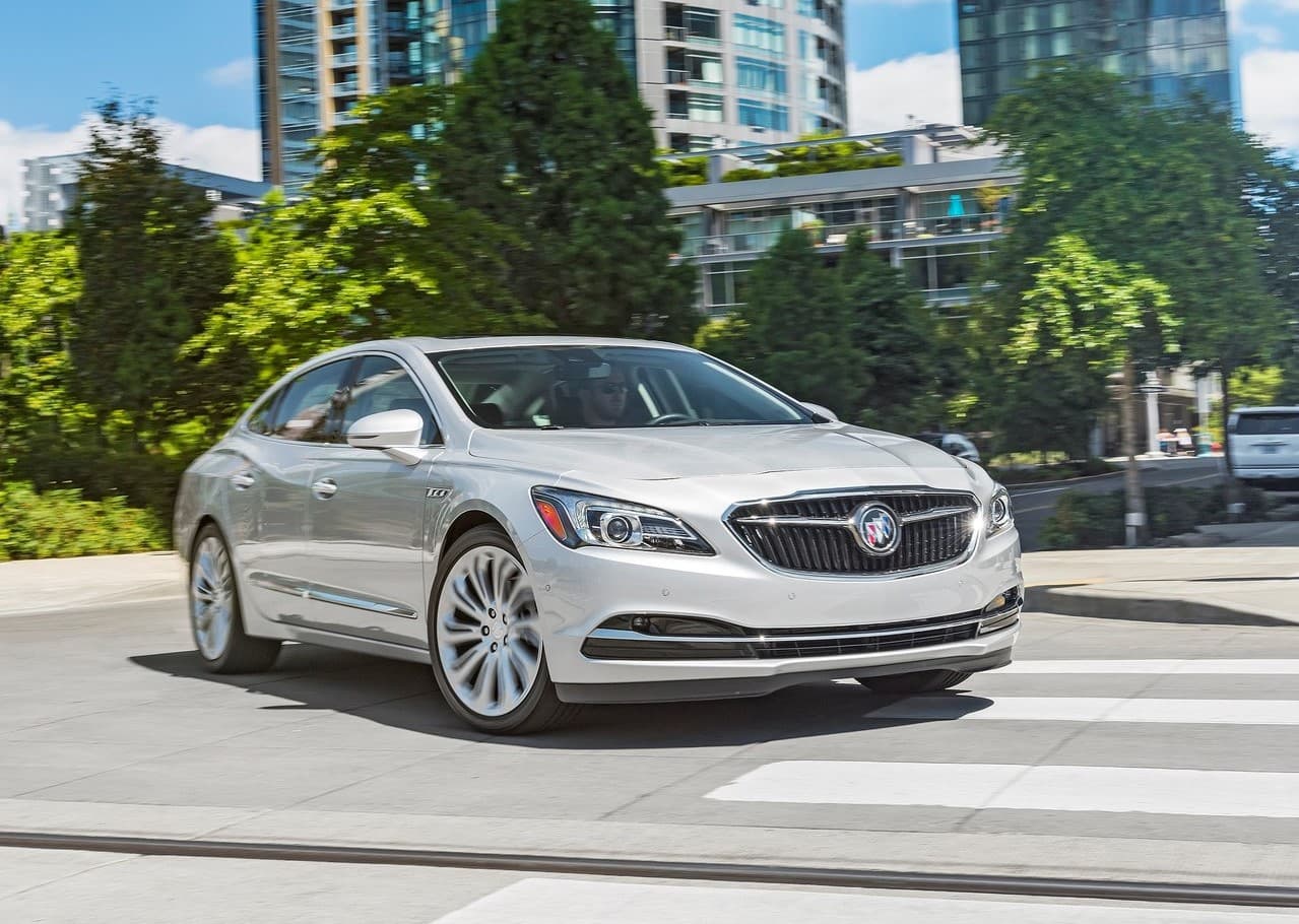 <h3 class="cms-H3-H3"><b>1er. lugar en el segmento de los sedanes grandes de lujo</b></h3>
<br>
<br>
<u><b>Buick LaCrosse</b></u>
<br>
<br>
<b>Puntaje general: </b>8.6 de 10
<br>
<b>Valor retenido tras 5 años de uso:</b> 36.4%
<br>
<b>Calificación de seguridad promedio de la NHTSA: </b>5.0 de 5.0
