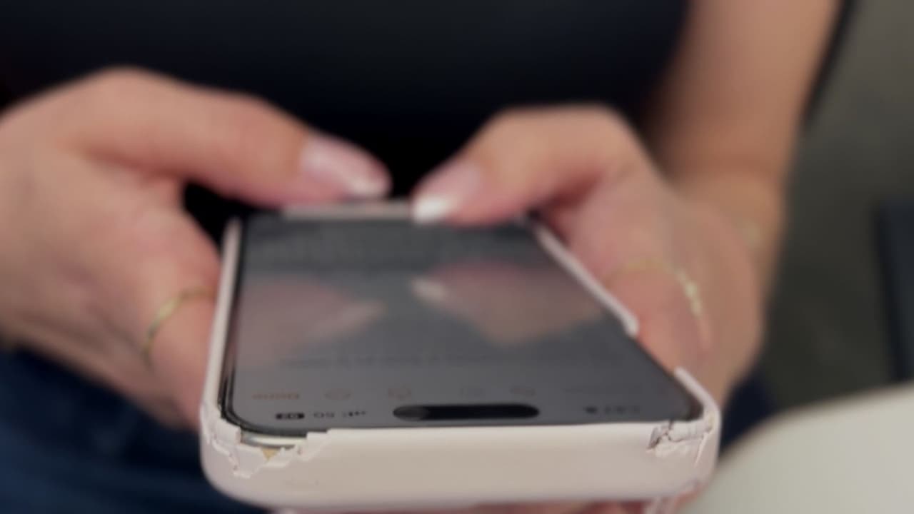 California exige a escuelas limitar o prohibir celulares en clase desde el 1 de julio