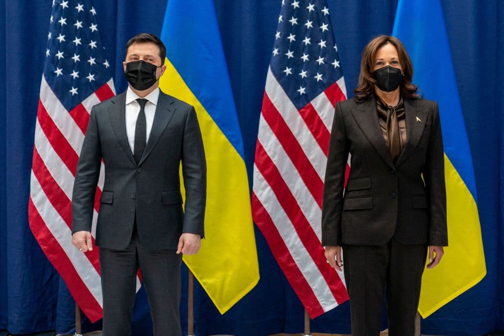 Kamala Harris y Volodymyr Zelensky posan para la prensa antes de su reunión este sábado en Alemania.