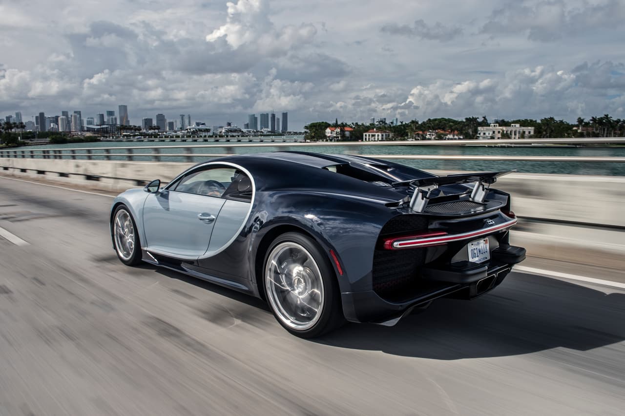 <b>1- Bugatti Chiron: 11mpg</b>
<br>Precio Inicial: $2,998,000
<br>Motor: 4xTurbo 8.0 L W16
<br>Potencia: 1,500 HP / 1,180 LB-PIE
<br>Peso: 4,400 LBS