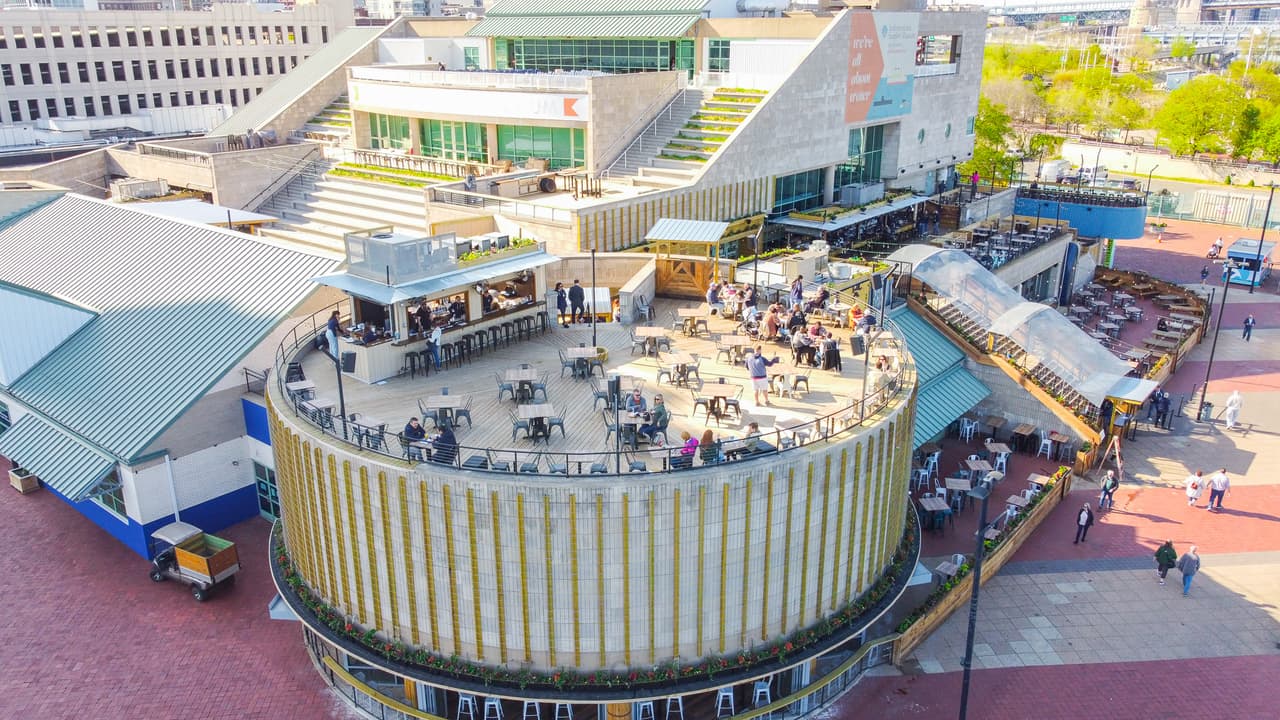 Hay un escenario permanente en el corazón del complejo del restaurante. El nuevo entretenimiento semanal contará con música en vivo los viernes y sábados y DJ durante toda la semana. Liberty Point es el destino perfecto para organizar un evento con un factor sorpresa único.