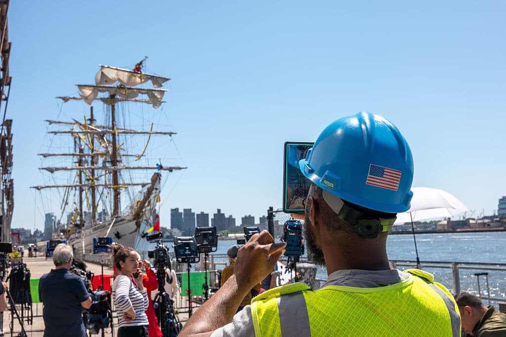 <b><a href="https://www.univision.com/noticias/estados-unidos/choque-barco-mexicano-puente-de-brooklyn-que-es-buque-escuela-cauhtemoc-por-que-estaba-en-nueva-york" target="_blank">El Cuauhtémoc</a></b> permanecía el lunes 19 de mayo atracado en un muelle en Manhattan, mientras se hacían los preparativos para trasladarlo a un astillero de reparaciones.