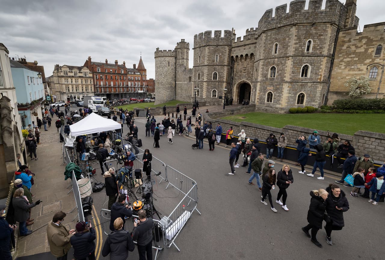 En las siguientes 24 horas, los canales de radio y televisión de la BBC emitieron una serie de programas especiales sobre 
<b><a href="https://www.univision.com/famosos/principe-philip-muerte-despiden-esposo-reina-isabel-fotos" target="_blank"> la vida del príncipe Philip. </a></b>
<br>