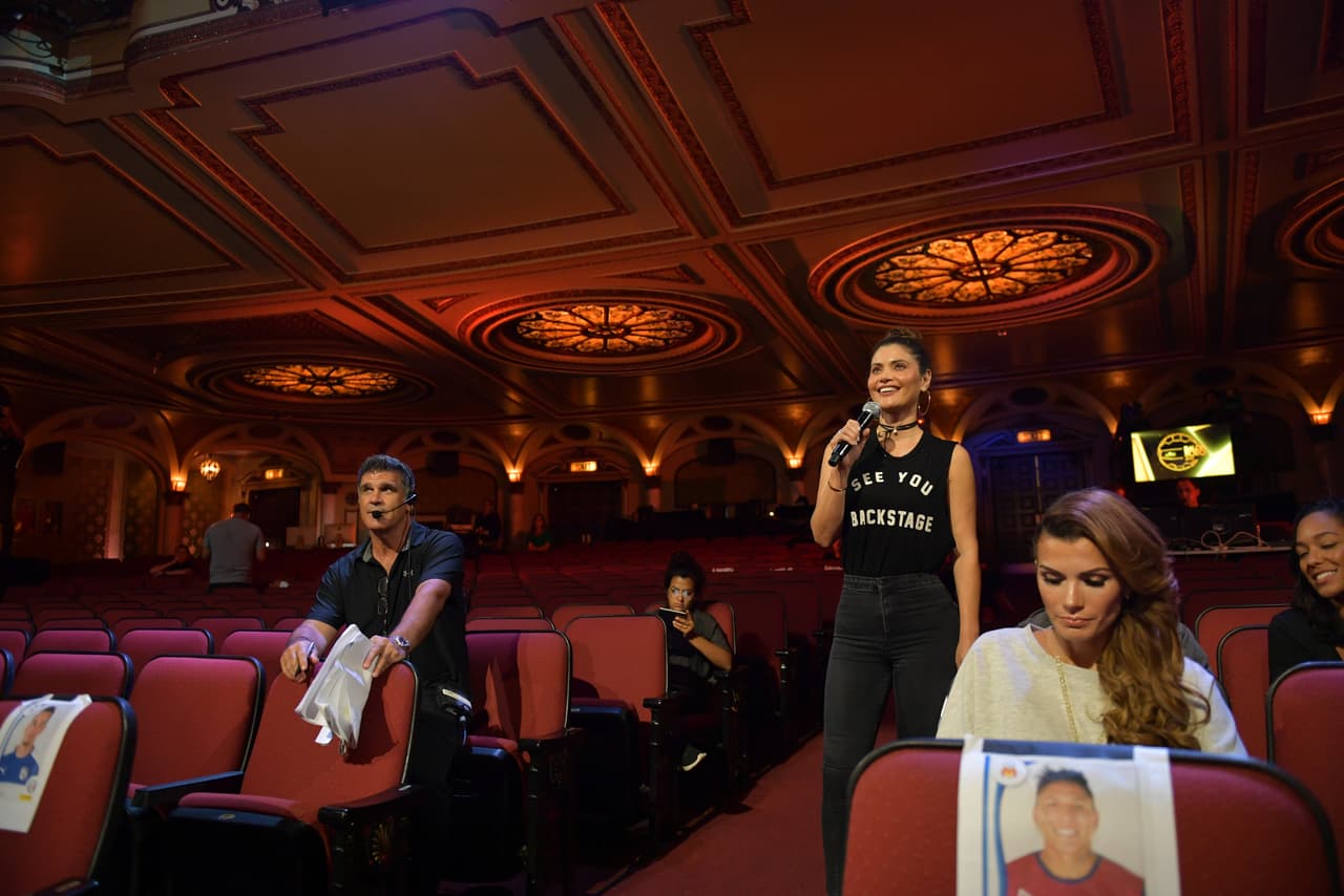 Algunos ensayan sus líneas, otros practican sus participaciones y otros esperan que llegue el momento de la acción.