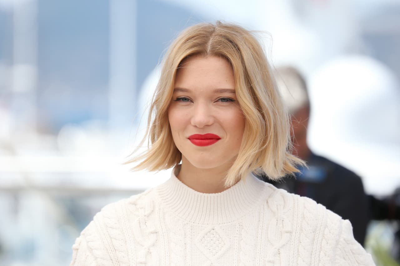 La actriz francesa Léa Seydoux describió como el productor intentó
<b>asaltarla en su habitación de hotel</b>, a la que entró en compañía de la asistente de Weinstein, que enseguida los dejó solos. "Tenía una mirada lasciva. Estaba usando su poder para tener relaciones sexuales",
<a href="https://www.theguardian.com/commentisfree/2017/oct/11/harvey-weinstein-lea-seydoux">escribió un artículo en el periódico The Guardian</a>. "Estábamos hablando en el sofá cuando de repente saltó sobre mí e intentó besarme. Tuve que defenderme.
<b>Es grande y gordo, así que tuve que ser fuerte para resistirme</b>. Salí de su habitación, completamente disgustada. Pero no le tenía miedo. Porque supe qué clase de hombre era todo el tiempo".