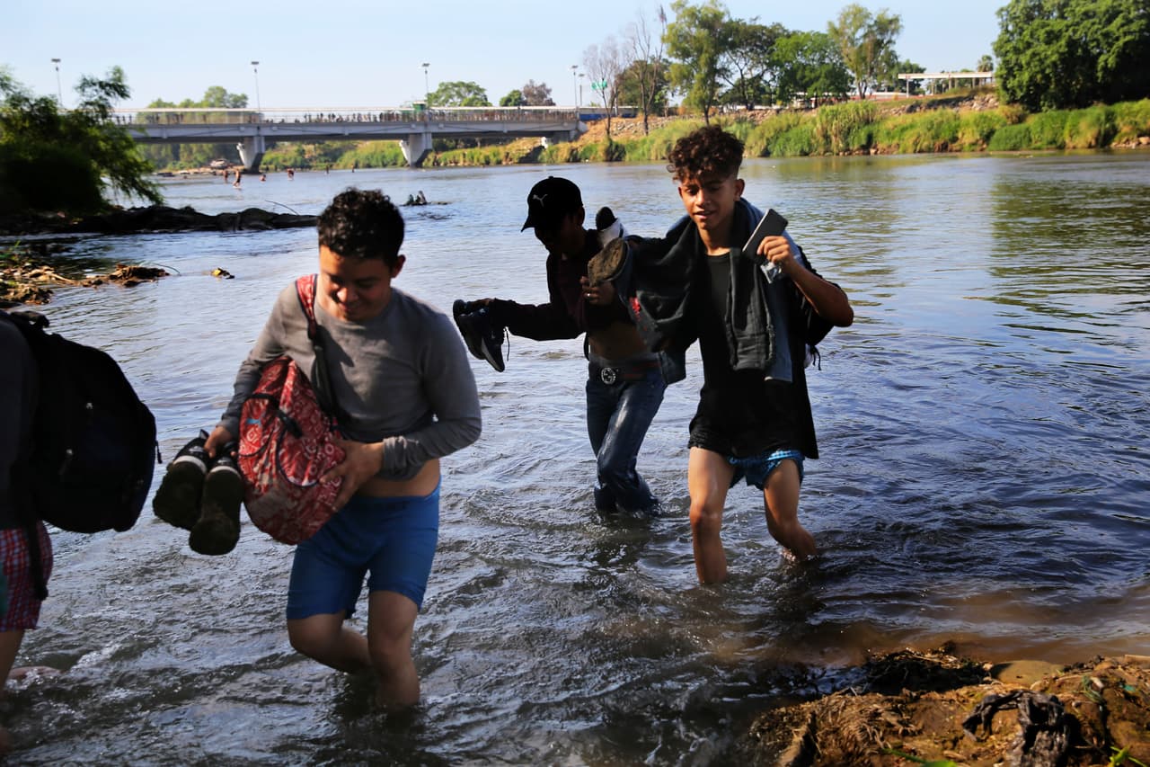 Los migrantes llegaron en la madrugada al cruce fronterizo y pidieron a agentes migratorios paso libre por México, pero ante la falta de respuesta al mediodía se lanzaron al río desde la localidad guatemalteca de Tecún Umán.
<br>