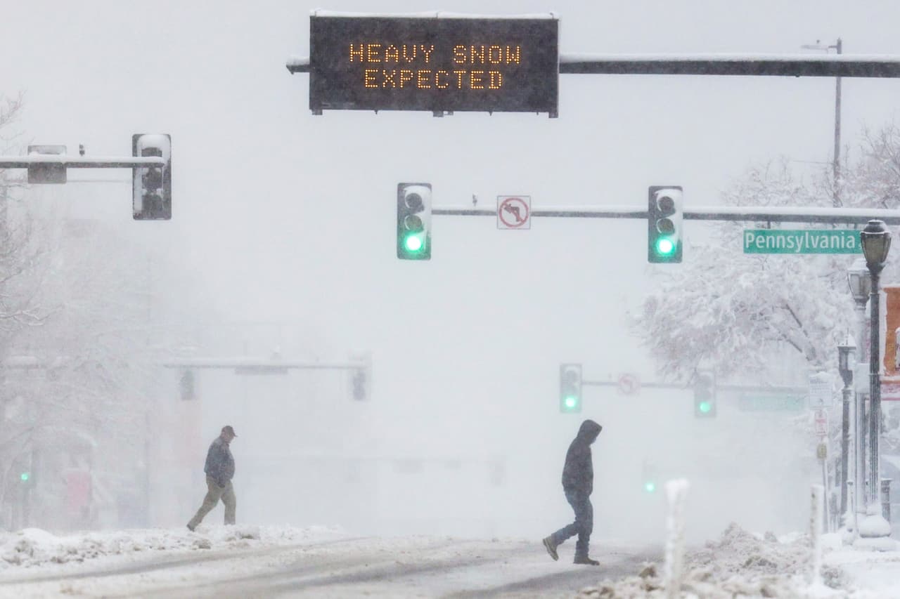 "La tormenta tardó un poco en llegar ayer sábado, y aunque llegó un poco después de lo previsto, hoy es mucho más intensa y va a estar con nosotros más tiempo de lo que originalmente esperábamos", dijo Shoshana Lew, directora ejecutiva del Departamento de Transporte de Colorado (CDOT), en declaraciones a la agencia Efe.
<br>