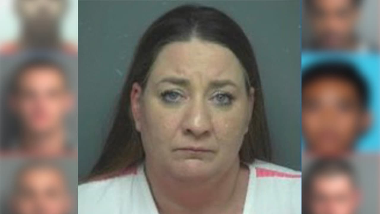 Rebecca Roberts Bolton, 51 años. Está acusada de lesiones en contra de un miembro de su familia. Fue vista por última vez en la calle Deer Glen Drive en Conroe, Texas.