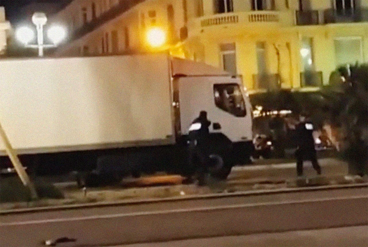 La Policía de Niza intenta detener al atacante en al menos dos oportunidades durante su recorrido por el Paseo de los Ingleses.