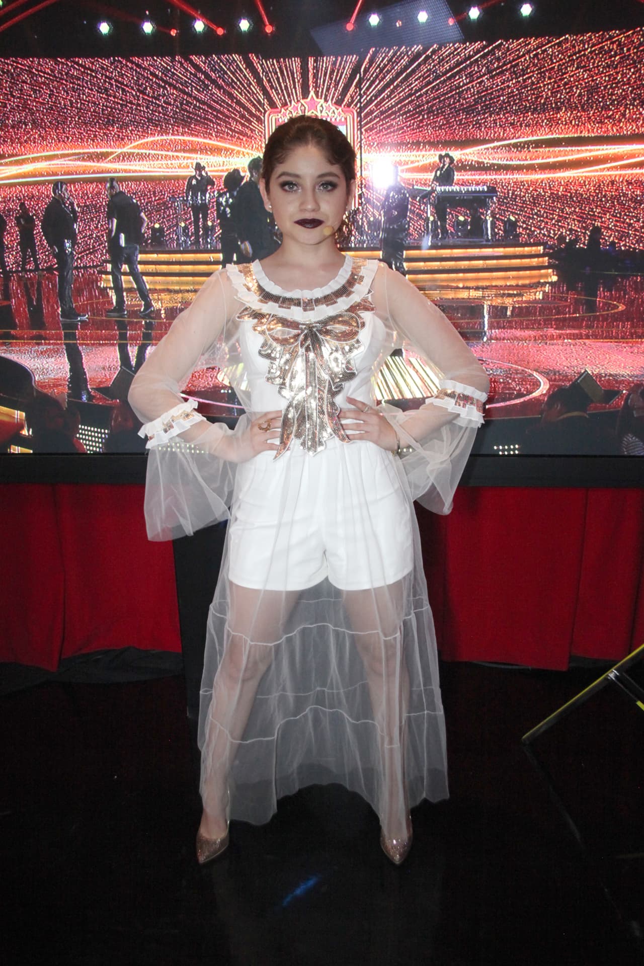 Con este look, la protagonista de 'Soy Luna' se vio totalmente diferente a la velada de hace ocho días, cuando usó un vestido negro con estampado de caballos.