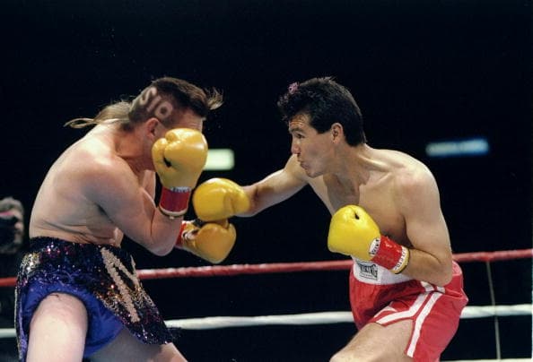 En la pelea del 19 de febrero de 1994, Andrés Sandovol lanzó un golpe a Jorge Páez durante una pelea en Los Ángeles, California. Páez ganó la pelea.
<br>