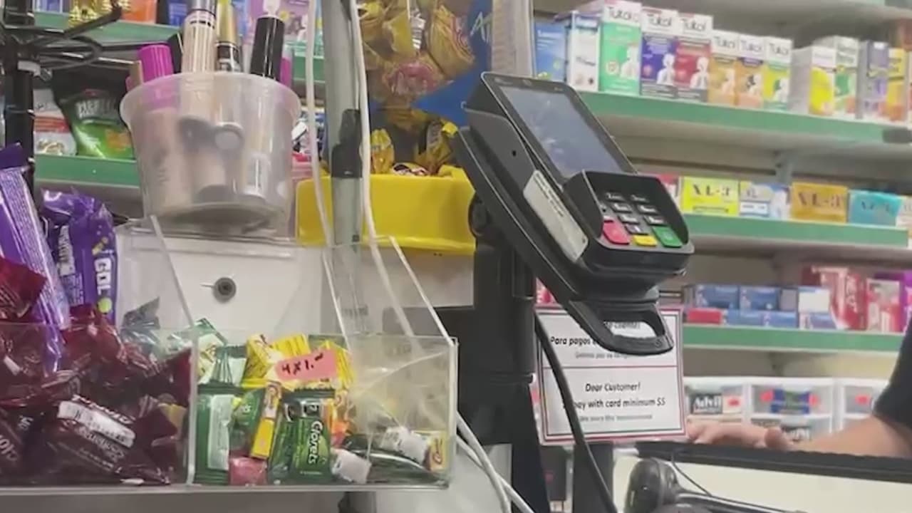 Dos hombres Instalan skimmer en el supermercado La Amistad en el Condado de Gwinnett