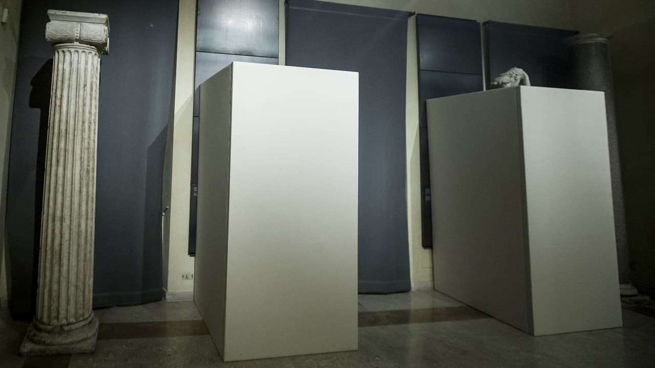 Ni pechos ni genitales: Roma cubre obras de arte de desnudos por la visita del presidente iraní