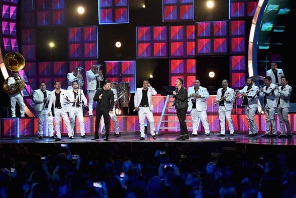 Para cerrar la noche con broche de oro, La Original Banda El Limón y Río Roma cantaron ‘Fin de semana’ y ‘No me dolió’.