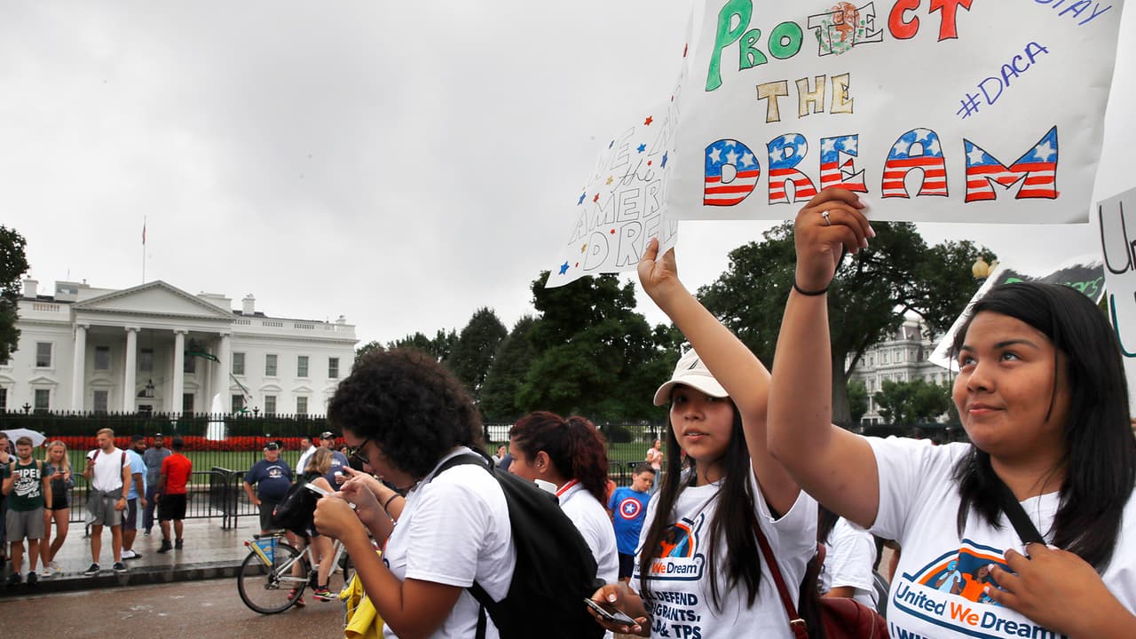Arrestan a docenas de manifestantes que defendían DACA frente a la Casa Blanca