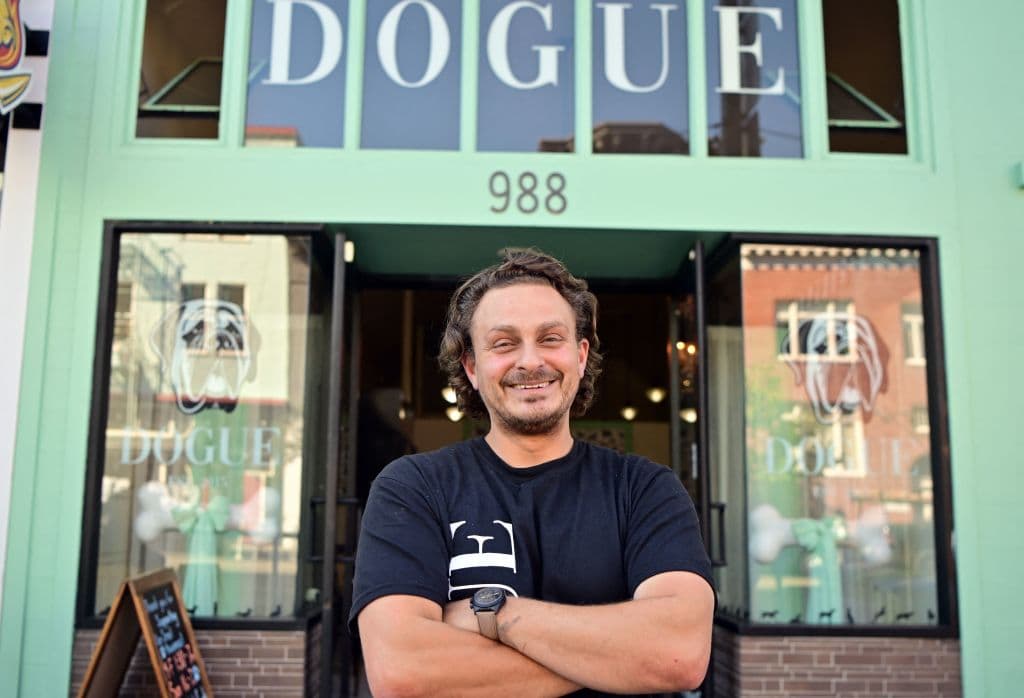 Dogue es uno de los nuevos restaurantes de moda en el de por sí gentrificado barrio de La Mission, en San Francisco. Su dueño y chef, Rahmi Massarweh, ofrece un menú de tres tiempos por $75 dólares.