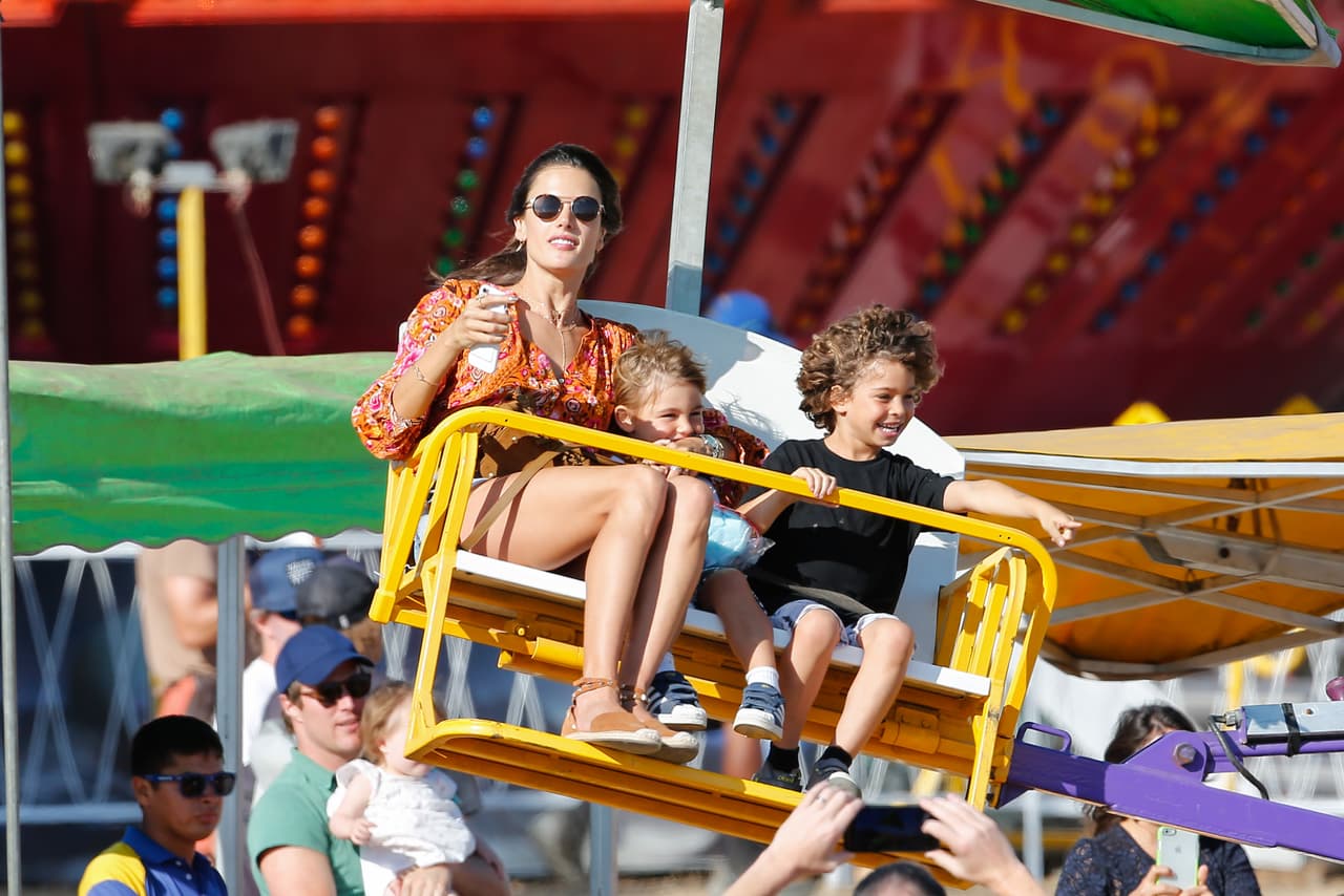 Alessandra Ambrosio se divierte como niña con sus hijos