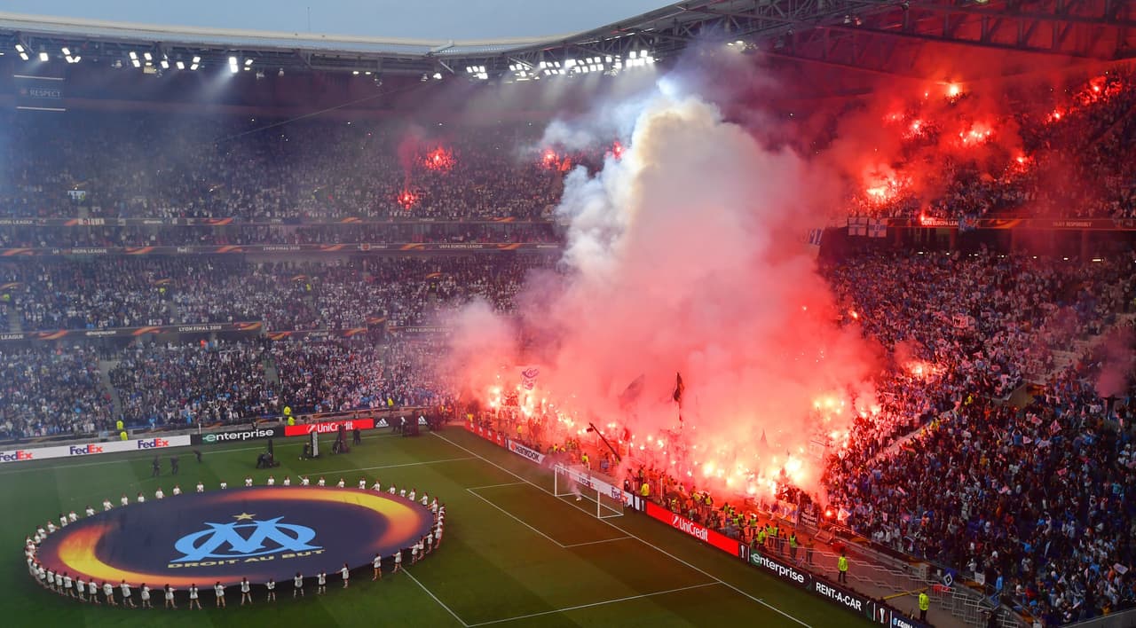 Mientras se desarrollaban los actos protocolarios antes del inicio de las acciones entre el Atlético de Madrid y el Marsella, los aficionados ques estaban ubicados en la zona sur del estadio montaron un infierno a base de bengalas. Seguramente, la UEFA sancionará al equipo por el comportamiento de sus ultras, los cuales tienen muy mala fama en Europa.