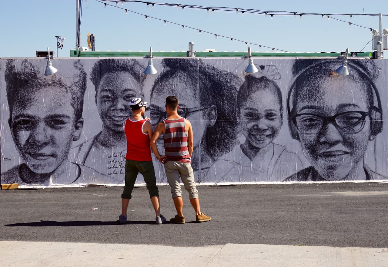 Los visitantes van descubriendo los murales y disfrutando el aire marino.