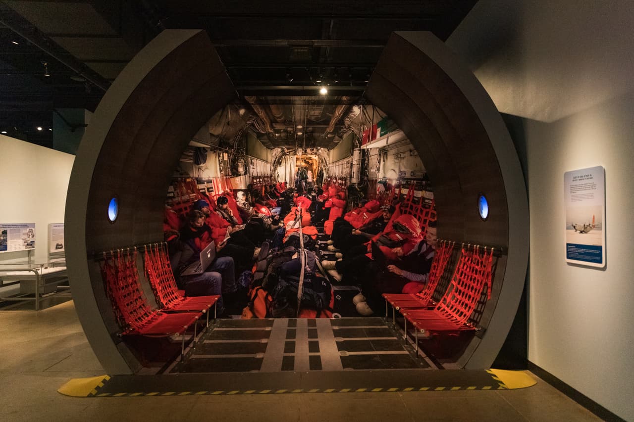 Además de fósiles, dinosaurios y demás curiosidades, también encontrarás una réplica del avión C-130, en el que viajó el equipo de expedición