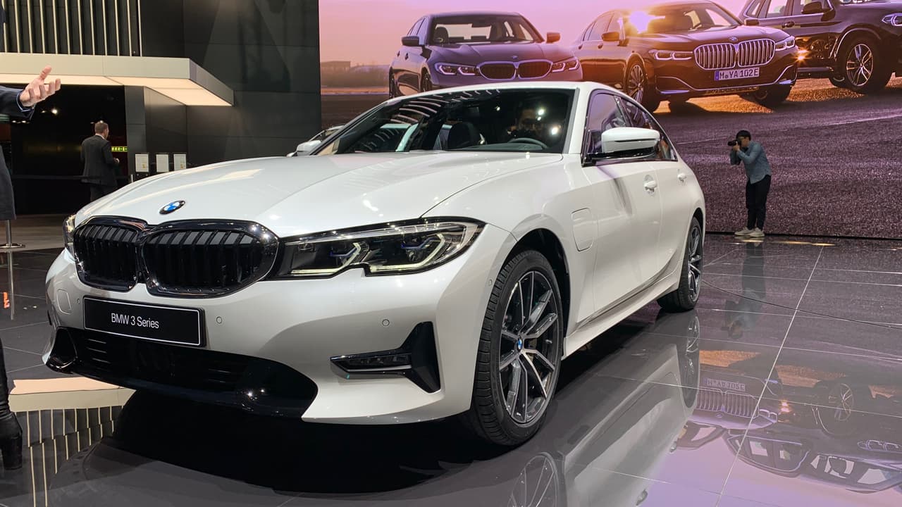 <h3 class="cms-H3-H3">BMW Serie-3</h3>
<br>Aunque la séptima generación del popular sedán compacto de BMW ya había debutado en Paris el pasado mes de octubre, no dejó de encantar a los asistentes a Ginebra. El BMW Serie-3 es uno de los más recientes modelos de la casa bávara, por lo también recibe una gigantesca parilla, afortunadamenet en este caso mucho más proporcionada y elegante. Un verdadero éxito de estilo.